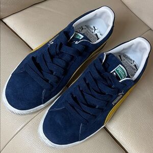 Puma Men's Dark Blue and Gold Sneakers